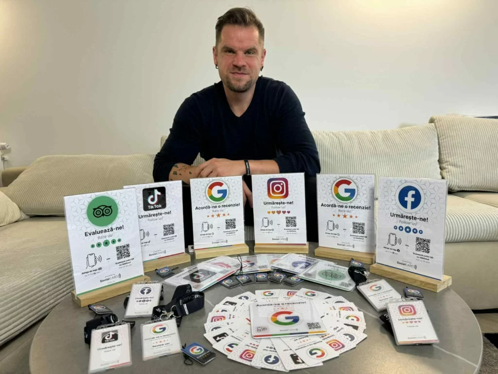 Produsele Socialcard pentru colectarea de google recenzii: cardul, display-ul și brelocul.
